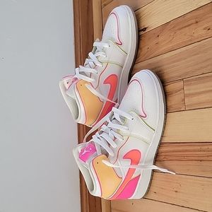 Nike Air Jordan 1 Mid SE GS 'Edge Glow' US 7Y.